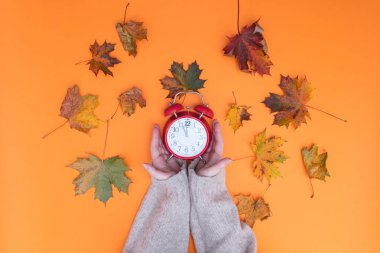 Çalar saat tutan eller