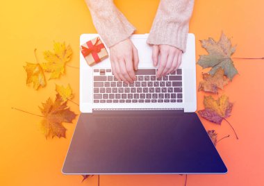 laptop yazarak eller 