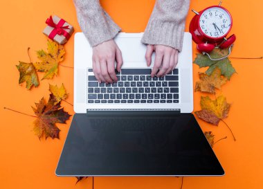 laptop yazarak eller 