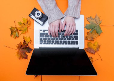  laptop kamera yakınındaki yazarak eller