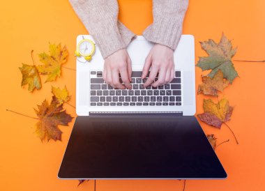 laptop yazarak eller 