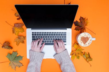 laptop yazarak eller 