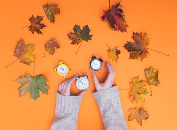 Erkek holding çalar saat eller