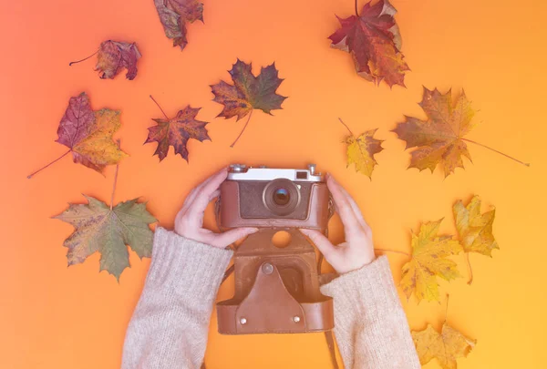 Vrouwelijke handen met vintage camera — Stockfoto