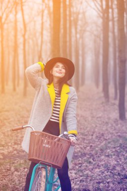 Bisiklet açık kırsal olan kadın.