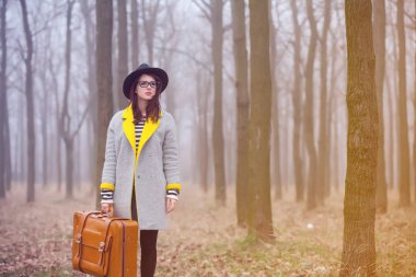 Bavullu genç kadın. 