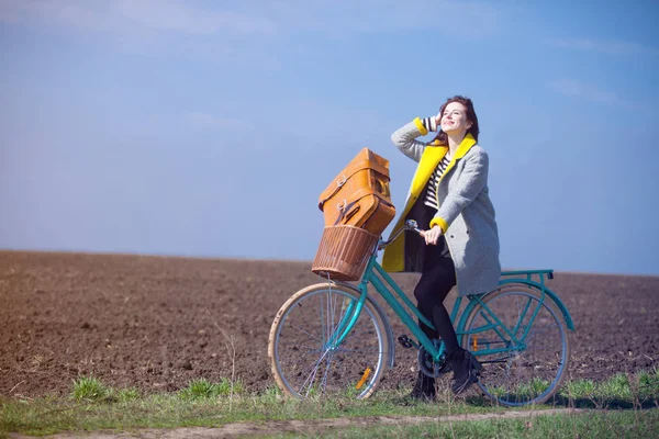 Giovane donna con valigia e bici — Foto Stock