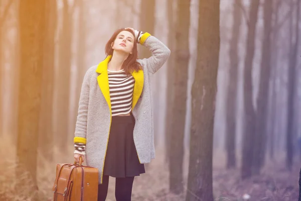 スーツケースを着た若い女性 — ストック写真