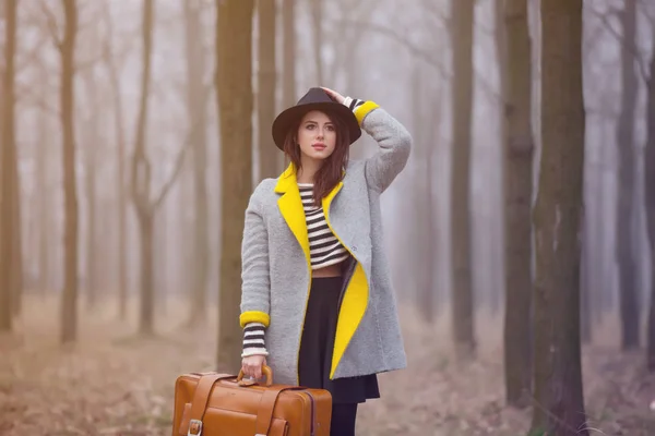 Jeune femme avec valise — Photo