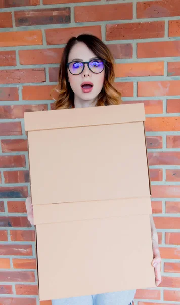 Жінка тримає рухомі коробки — стокове фото