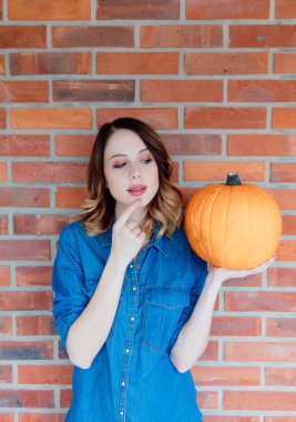 kadın holding turuncu kabak