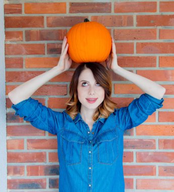 kadın holding turuncu kabak