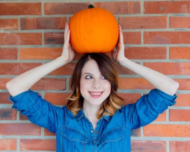 kadın holding turuncu kabak