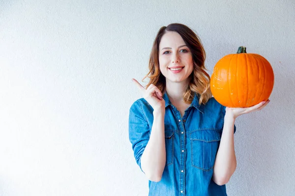 kadın holding turuncu kabak