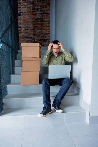 Man sitter på trappan med laptop — Stockfoto