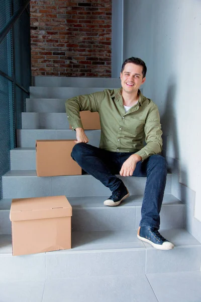 Hareketli Kutular ile merdivenlerde oturan adam