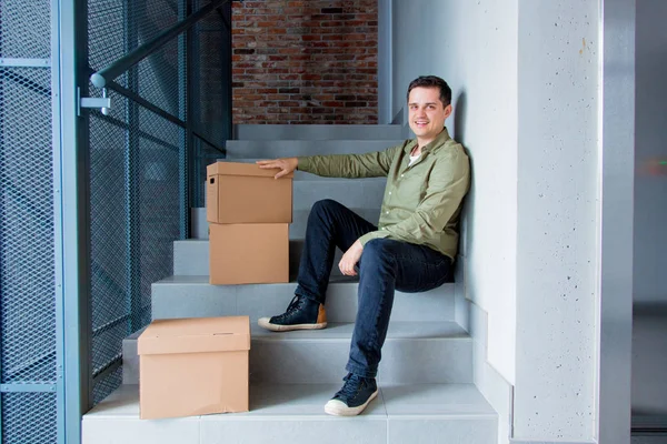 Hareketli Kutular ile merdivenlerde oturan adam