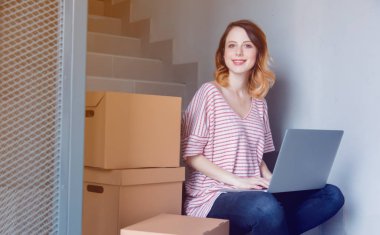 dizüstü bilgisayar ile merdivenlerde oturan kadın