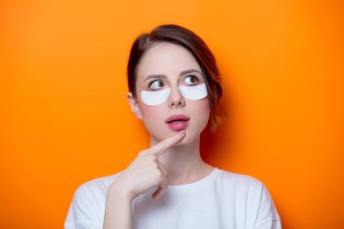 göz düzeltme eklerini kullanan kadın