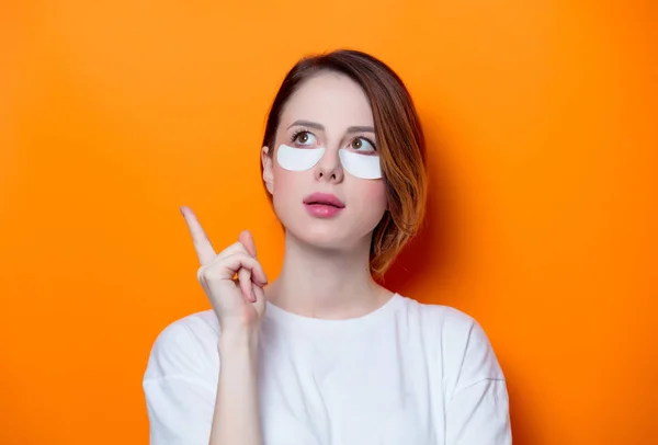 Mujer usando parches para los ojos — Foto de Stock