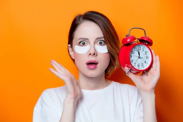 Mujer sosteniendo despertador — Foto de Stock