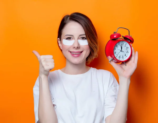 Vrouw bedrijf alarm clock — Stockfoto