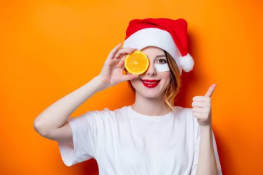 Kadın holding Portakal dilim 