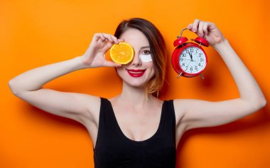 Portakal dilim ve çalar saat kadın ile