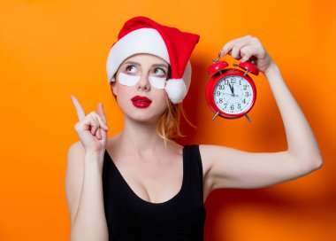 Çalar saati olan kadın.