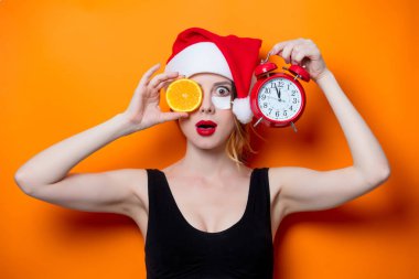 Portakal dilim ve çalar saat kadın ile