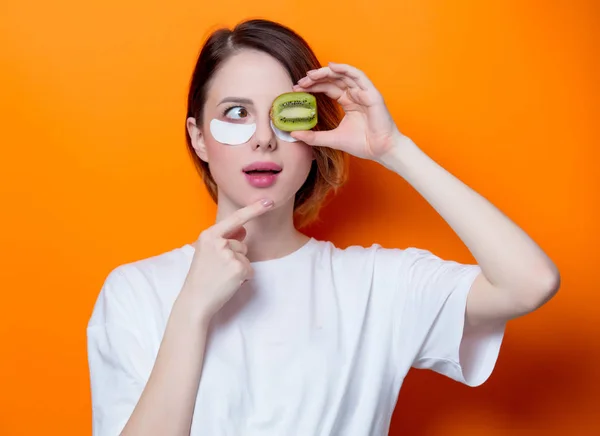 Woman holding kiwi slice — Stock Photo, Image