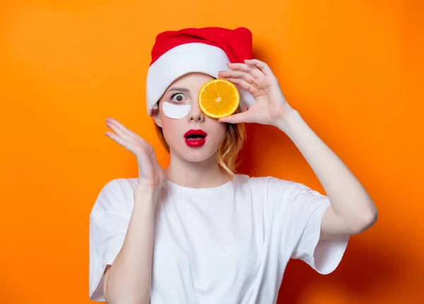 Mujer sosteniendo rebanada naranja — Foto de Stock