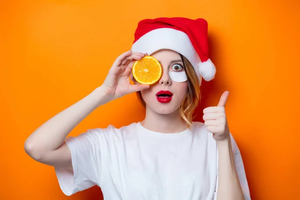 Mujer sosteniendo rebanada naranja —  Fotos de Stock