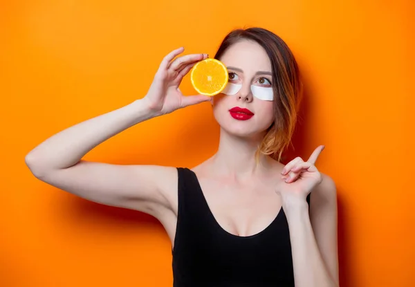 Žena hospodářství pomerančové řezy — Stock fotografie