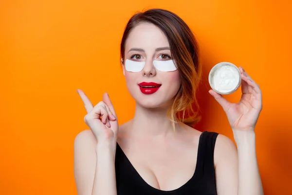 Mujer sosteniendo crema facial — Foto de Stock