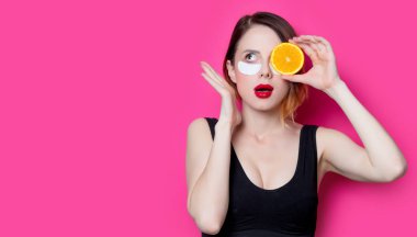 Kadın holding Portakal dilim