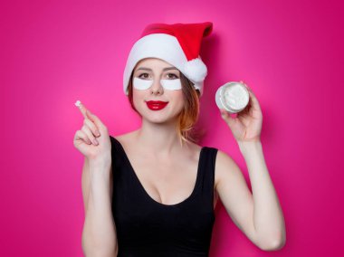 Yüz kremi kullanan kadın