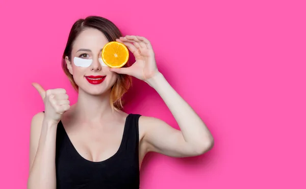 Woman holding orange slice — Stock Photo, Image