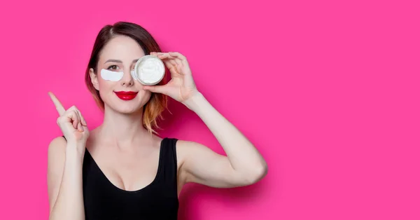 Vrouw bedrijf gezichtscrème — Stockfoto