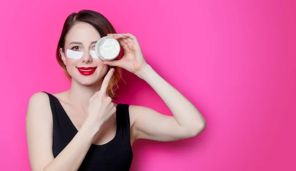 Mujer mostrando crema facial —  Fotos de Stock