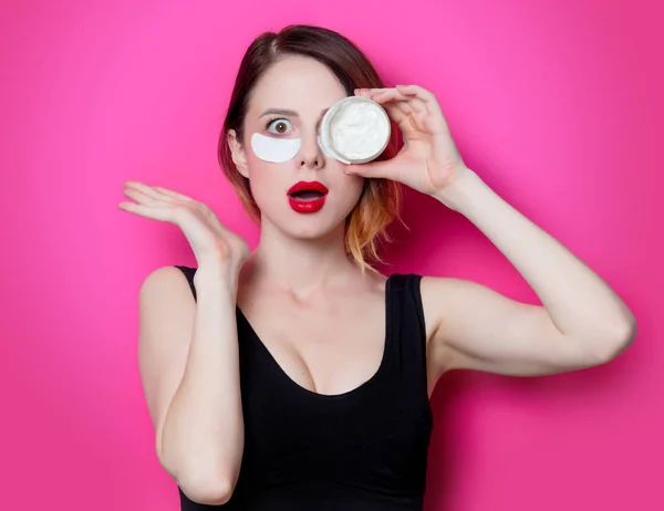 Mulher segurando creme facial — Fotografia de Stock