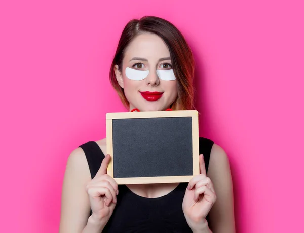 Frau mit Kreidetafel — Stockfoto