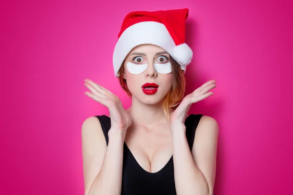 Donna con cappello di Babbo Natale — Foto Stock