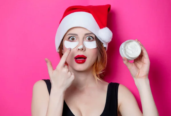 Mujer usando crema facial — Foto de Stock