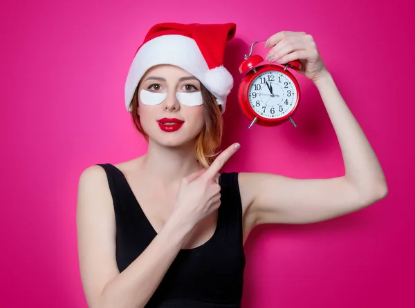 Mujer sosteniendo crema facial — Foto de Stock