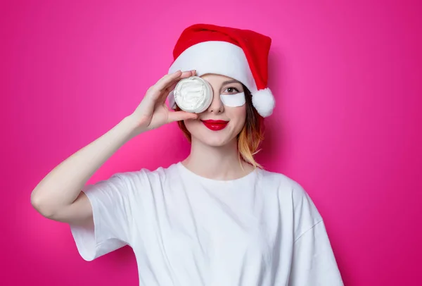 Mujer sosteniendo crema facial —  Fotos de Stock