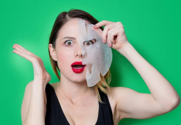 Mujer sosteniendo parche máscara facial — Foto de Stock