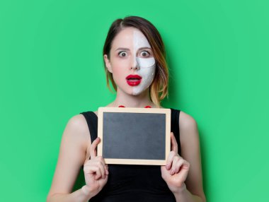 kadın holding yazı tahtası