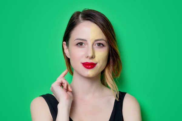 Mujer con mascarilla — Foto de Stock