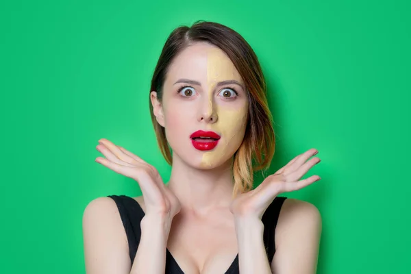 Mujer con mascarilla — Foto de Stock